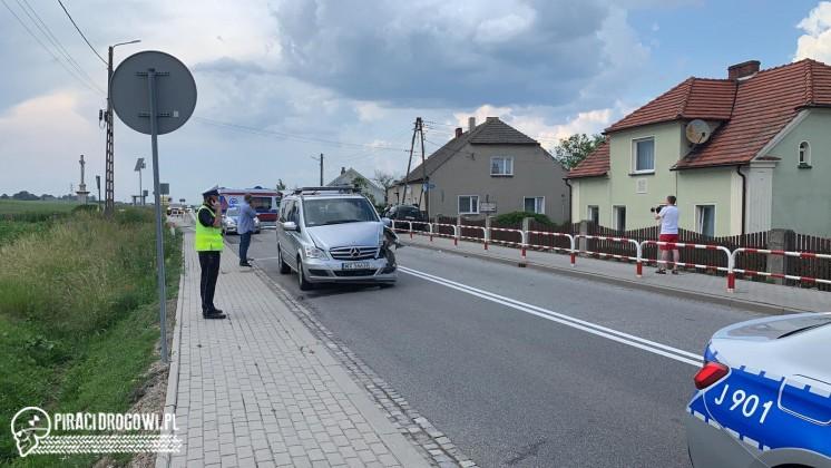 Bus SOP z kolumny prezydenta wjechał w samochód skręcający w boczną ulicę.