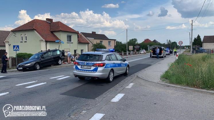 Bus SOP z kolumny prezydenta wjechał w samochód skręcający w boczną ulicę.