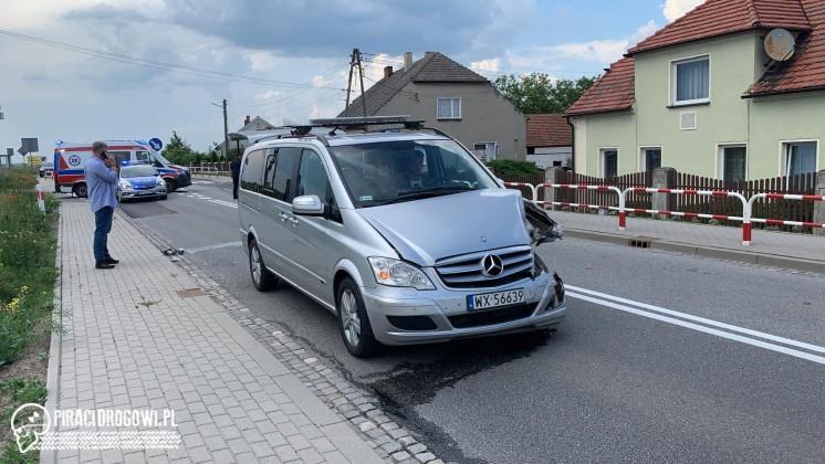Bus SOP z kolumny prezydenta wjechał w samochód skręcający w boczną ulicę.
