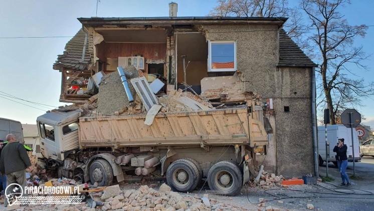 Rozpędzona ciężarówka uderzyła w budynek, burząc ściany! W środku były 3 osoby.