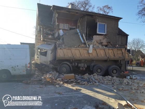 Rozpędzona ciężarówka uderzyła w budynek, burząc ściany! W środku były 3 osoby.