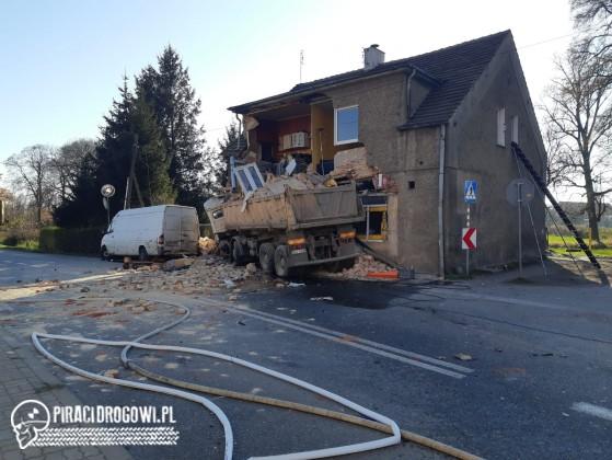 Rozpędzona ciężarówka uderzyła w budynek, burząc ściany! W środku były 3 osoby.