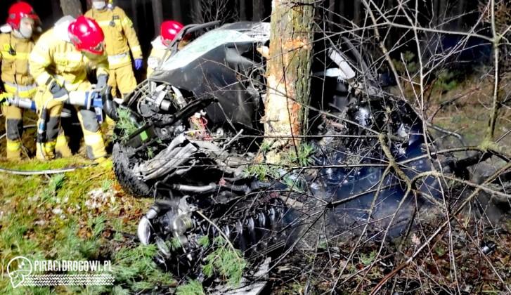 Pijany 16-latek w środku nocy rozbił BMW. Drzewo wbiło się do kabiny!