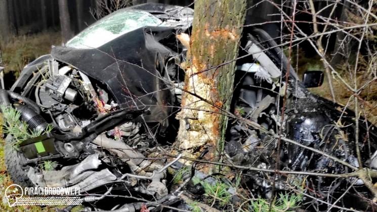 Pijany 16-latek w środku nocy rozbił BMW. Drzewo wbiło się do kabiny!