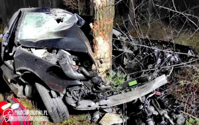 Pijany 16-latek w środku nocy rozbił BMW. Drzewo wbiło się do kabiny!