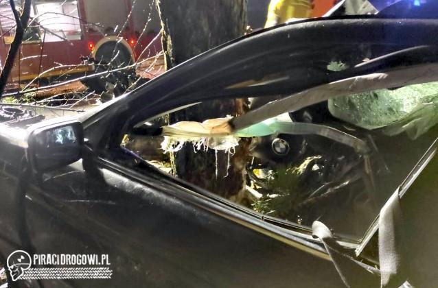 Pijany 16-latek w środku nocy rozbił BMW. Drzewo wbiło się do kabiny!