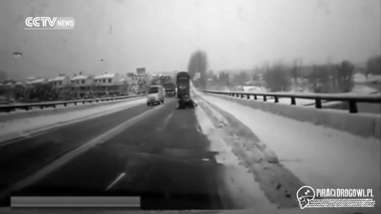 Motorowerzysta przeżył czołówkę z Tirem