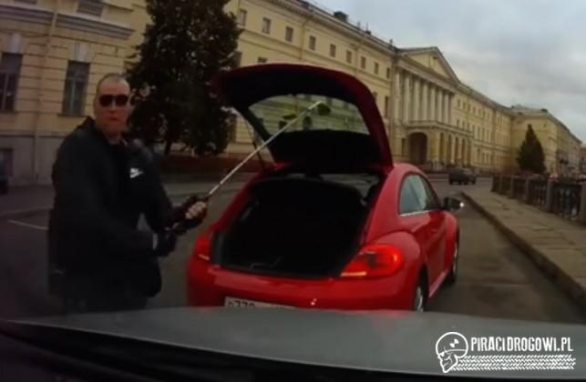 Tego VW Beetle lepiej nie wyprzedzaj. W bagażniku wozi kij golfowy!