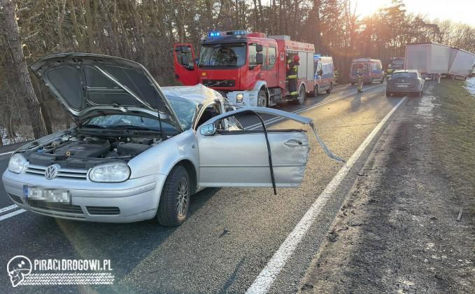 Kierowca volkswagena miał prawie 3 promile. Ledwo przeżył zderzenie z ciężarówką