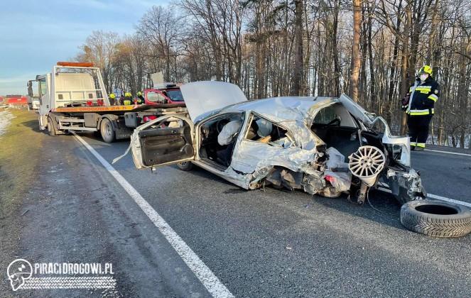 Kierowca volkswagena miał prawie 3 promile. Ledwo przeżył zderzenie z ciężarówką
