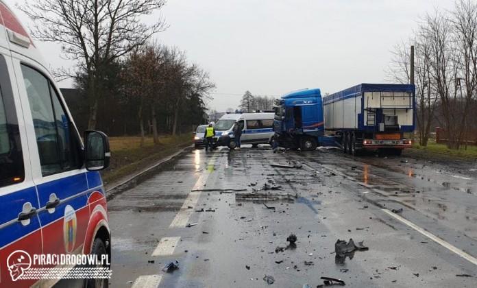 32-latek wyprzedzał kilka samochodów. Po 'czołówce' z BMW zostało niewiele.