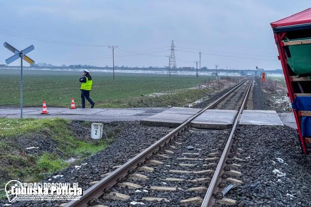 Kierowca ciężarówki zginął po zderzeniu z szynobusem na przejeździe kolejowym