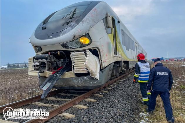 Kierowca ciężarówki zginął po zderzeniu z szynobusem na przejeździe kolejowym