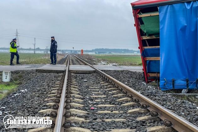 Kierowca ciężarówki zginął po zderzeniu z szynobusem na przejeździe kolejowym