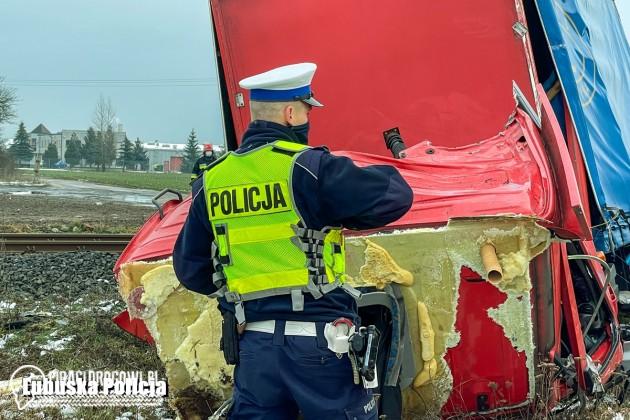 Kierowca ciężarówki zginął po zderzeniu z szynobusem na przejeździe kolejowym