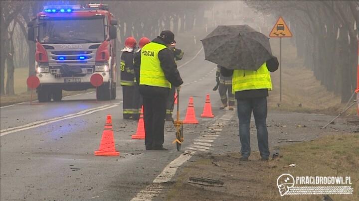 Kierowca polo zginął na miejscu. 18-letni sprawca nie doznał większych obrażeń.