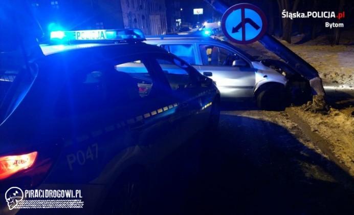 Pijany kierowca uderzył w radiowóz. Ucieczkę zakończył na latarni.