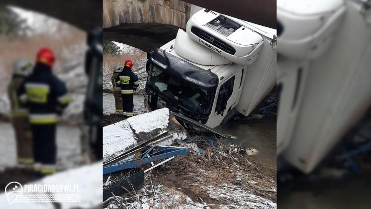 Szklanka na drodze! Ciężarówka spadła z mostu i uszkodziła wodociąg. 