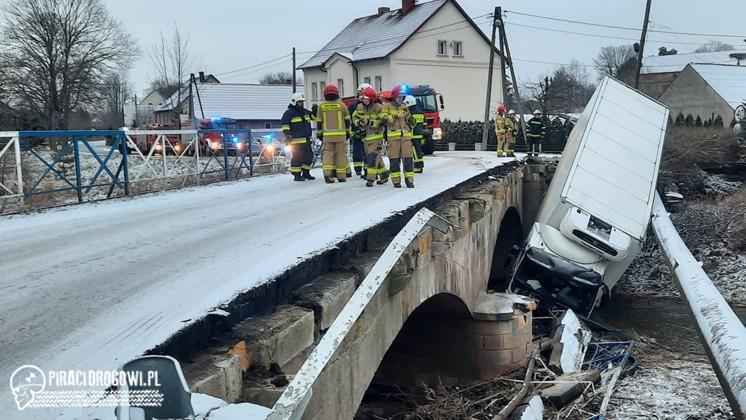 Szklanka na drodze! Ciężarówka spadła z mostu i uszkodziła wodociąg. 