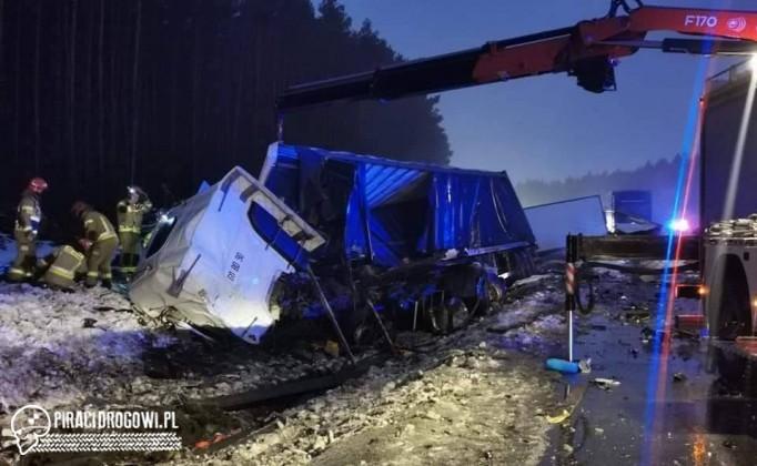 Wypadek dwóch ciężarówek na S1. Z obu odpadły kabiny!