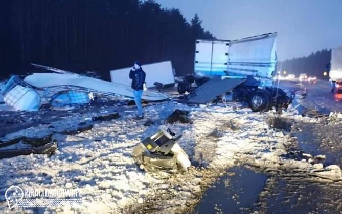 Wypadek dwóch ciężarówek na S1. Z obu odpadły kabiny!