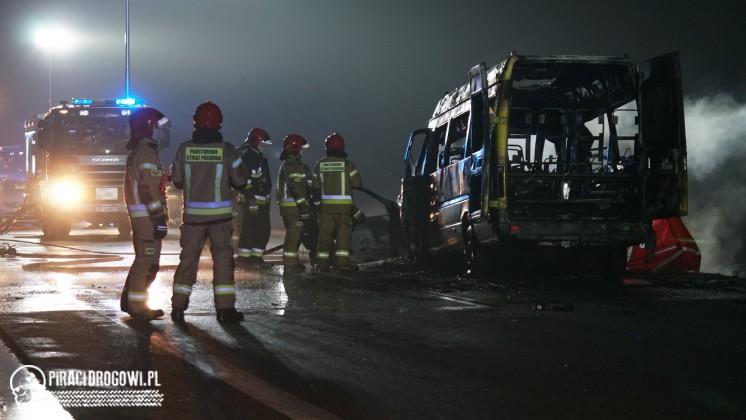 Tragiczny finał czołowego wypadku na obwodnicy Opola. Jeden z kierowców spłonął.