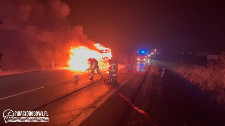 Tragiczny finał czołowego wypadku na obwodnicy Opola. Jeden z kierowców spłonął.