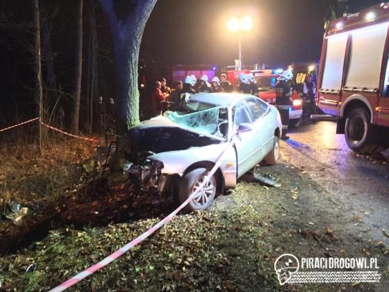 Mając 1,5 promila kierował samochodem pełnym pasażerów i wbił się w drzewo!