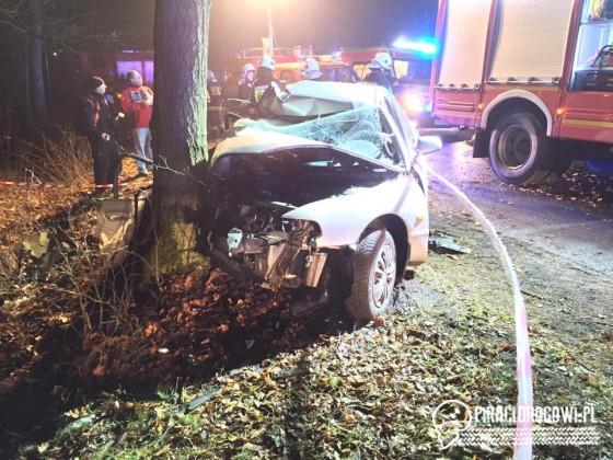Mając 1,5 promila kierował samochodem pełnym pasażerów i wbił się w drzewo!