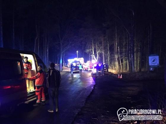 Mając 1,5 promila kierował samochodem pełnym pasażerów i wbił się w drzewo!