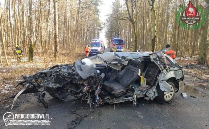 Audi rozerwane na części. Kierowca zginął na miejscu.