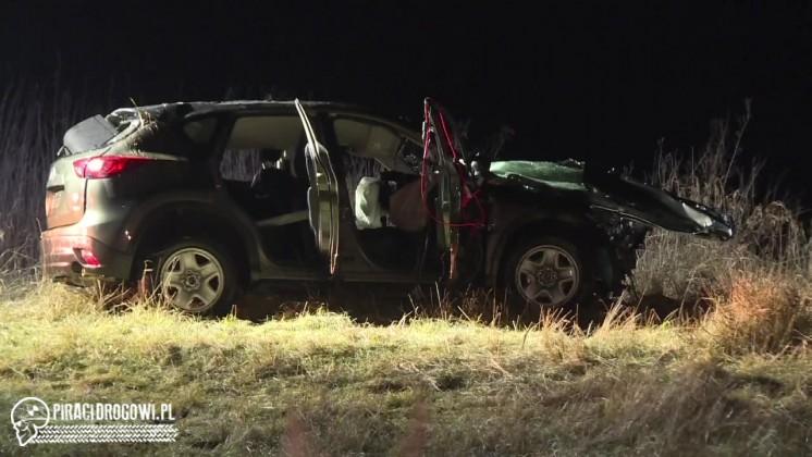 Policyjny pościg za kradzionym samochodem, zakończony w rzece