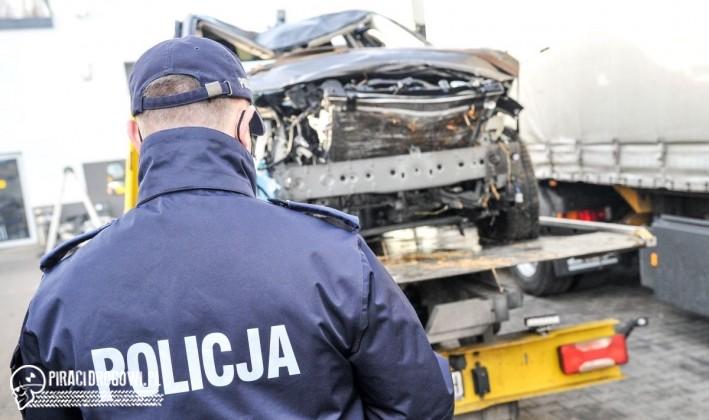 Policyjny pościg za kradzionym samochodem, zakończony w rzece