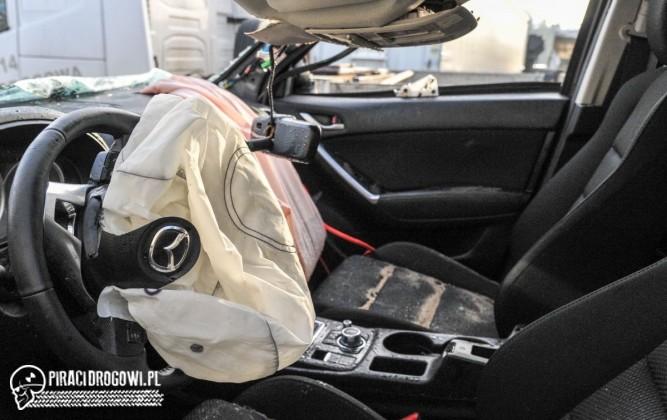 Policyjny pościg za kradzionym samochodem, zakończony w rzece