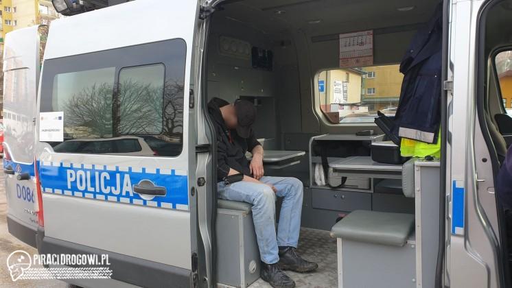 Kierowca był tak pijany, że zasnął w policyjnym radiowozie!
