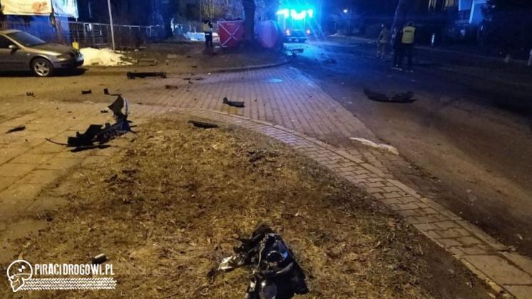 Volkswagen dosłownie owinął się wokół drzewa. Kierowca i pasażer zginęli.