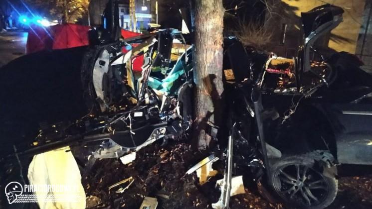 Volkswagen dosłownie owinął się wokół drzewa. Kierowca i pasażer zginęli.