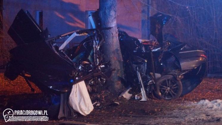 Volkswagen dosłownie owinął się wokół drzewa. Kierowca i pasażer zginęli.