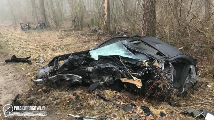 Mercedes rozpadł się na części. 38-letni kierowca zginął na miejscu.