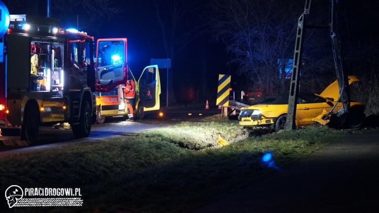 Mustang GT skasowany na betonowym słupie. Pijany właściciel 'nie kierował'.