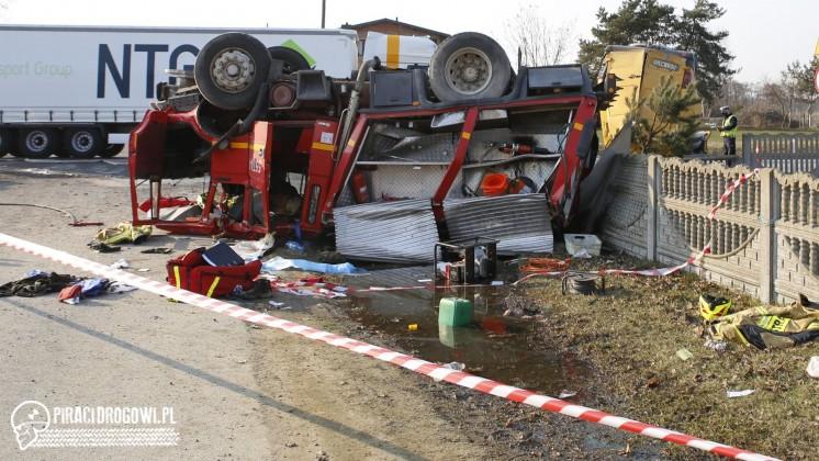 Dachowanie wozu strażackiego w drodze do akcji. Groźny wypadek pod Wieluniem.