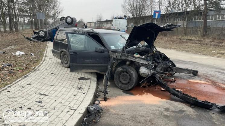 Dramatyczny wypadek na skrzyżowaniu nagrany kamerą monitoringu