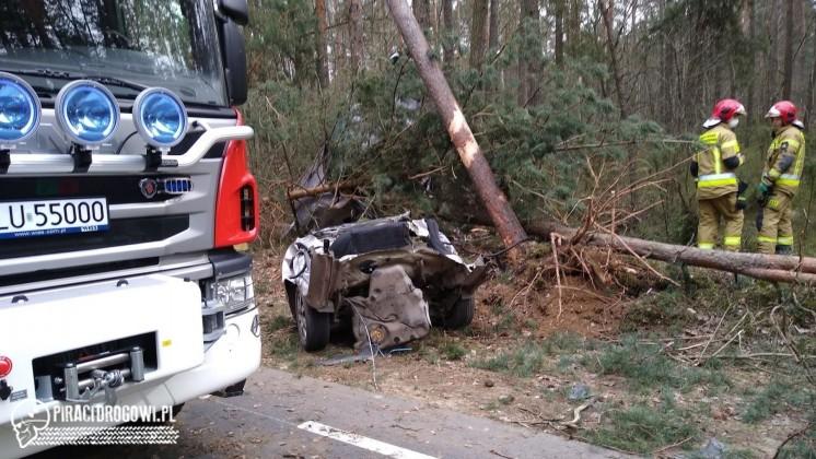 Skoda rozpadła się na dwie części. Młody kierowca cudem przeżył wypadek!