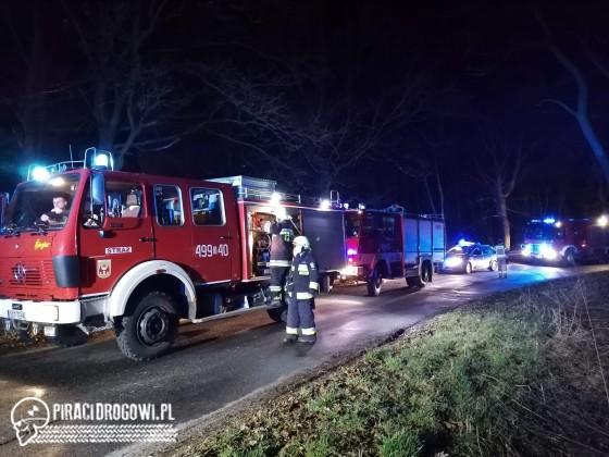 Samochód spadł z 25-metrowej skarpy. Groźny wypadek na Górze Św. Anny.