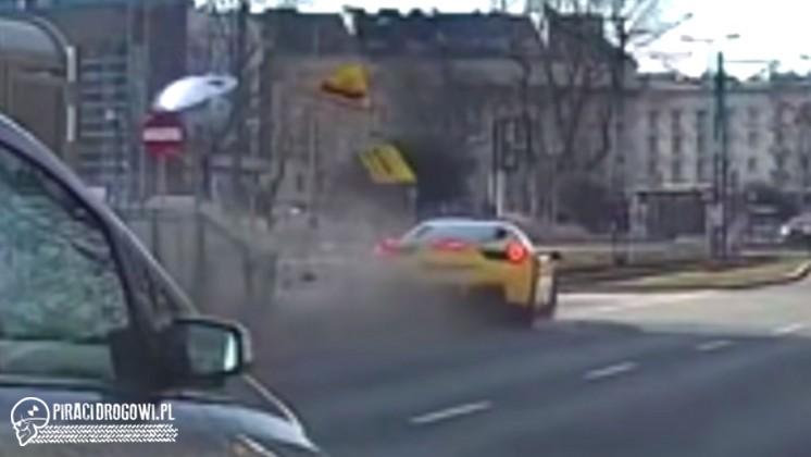 Wypadek Ferrari 458 Italia w Krakowie. Film z kamerki i zdjęcia z miejsca.