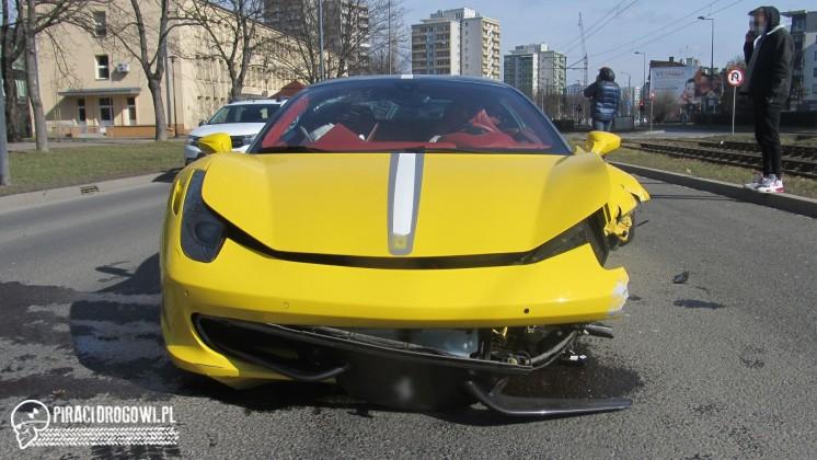 Wypadek Ferrari 458 Italia w Krakowie. Film z kamerki i zdjęcia z miejsca.