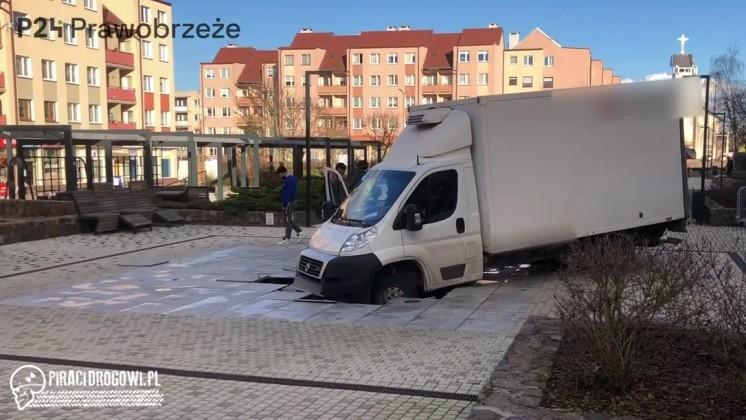 Kurierzy przywieźli telewizor, wjechali busem na fontannę