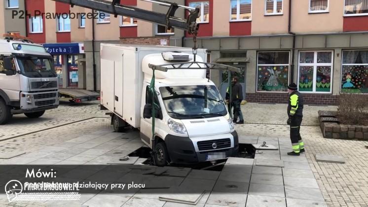 Kurierzy przywieźli telewizor, wjechali busem na fontannę