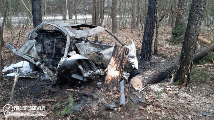 Dwie osoby spłonęły w samochodzie po nocnym wypadku w Otwocku