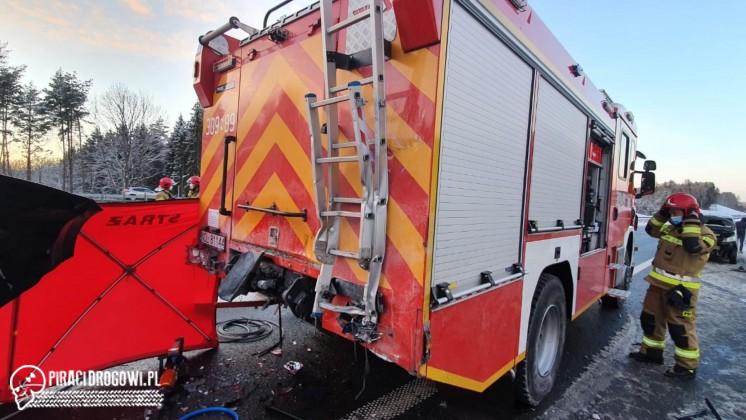 Kobieta wbiła się rozpędzonym samochodem w wóz straży pożarnej. Zginęła.